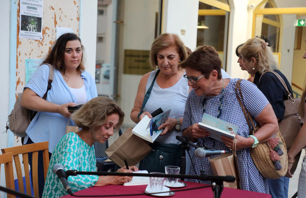 Η Μανίνα Ζουμπουλάκη στην παρουσίαση του βιβλίου «Πεθαίνω για σένα» στην Καβάλα